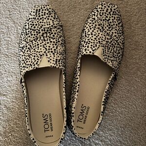 Womens Tom’s shoes. Size 8.5